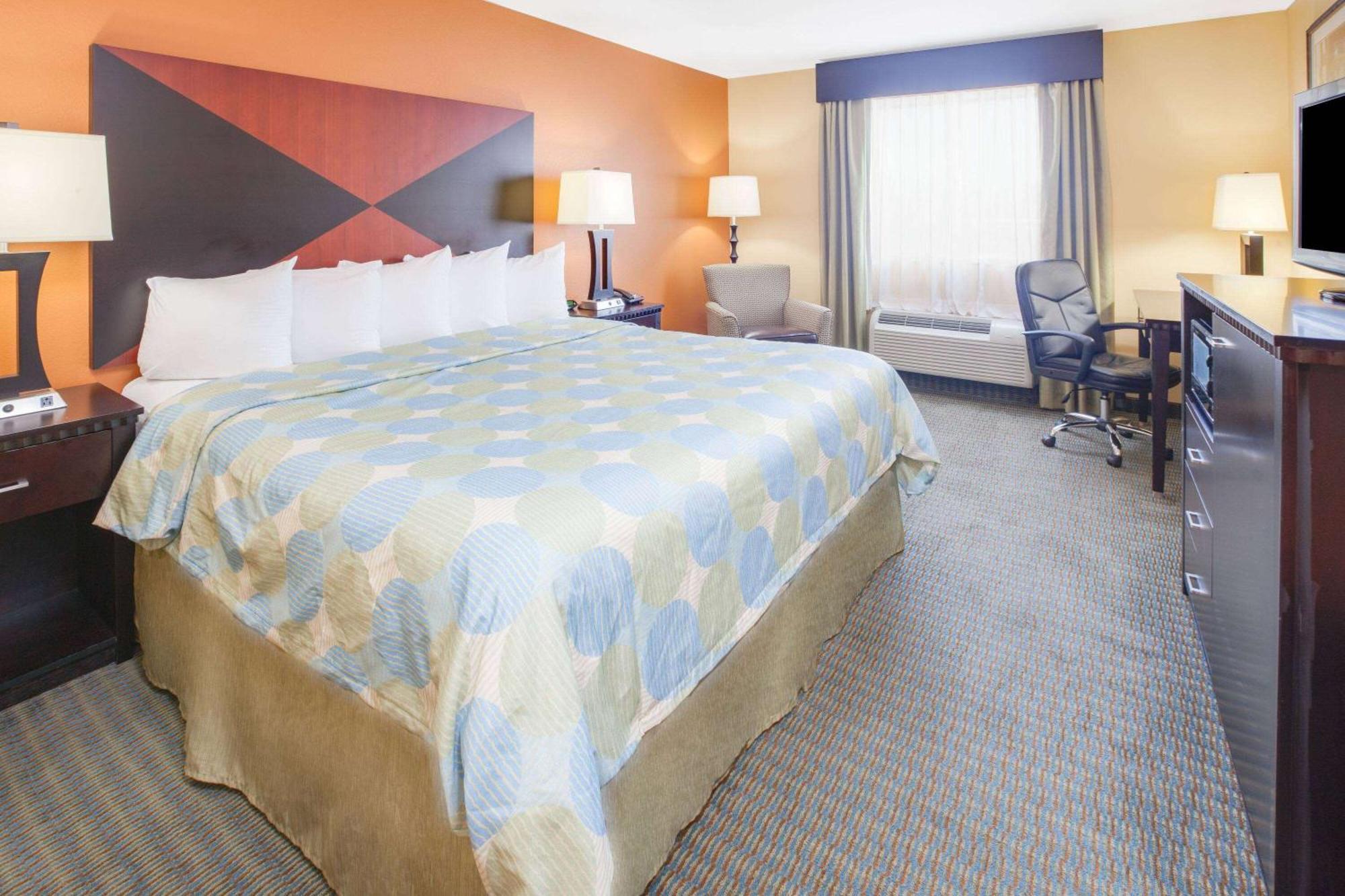 Days Inn & Suites By Wyndham Расселвілль Екстер'єр фото